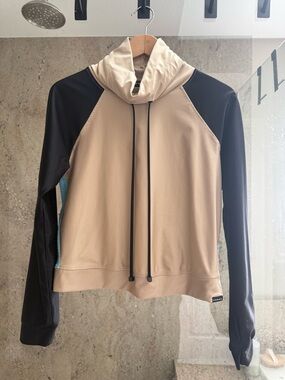 Koral Beige Active Too With Black and Aqua contrast fabric.